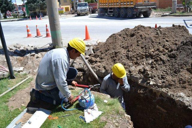 Şuhut’ta Yer Altı Kablo Düzenleme Çalışmaları Devam Ediyor