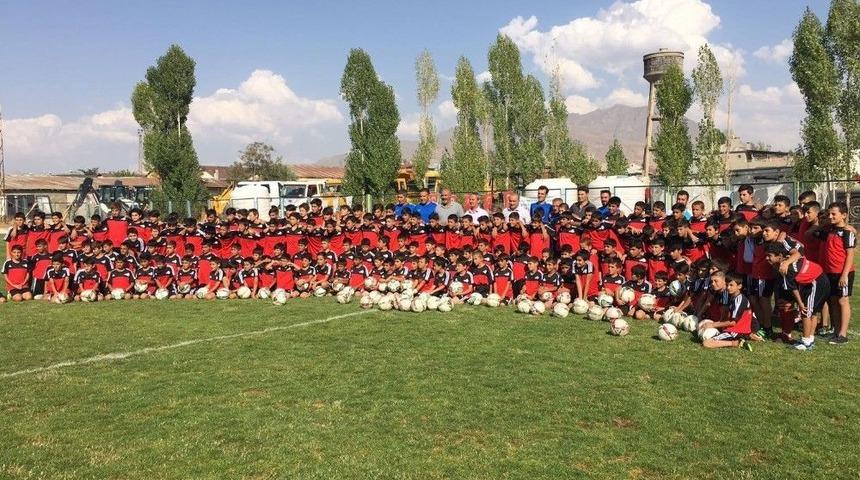 Van Büyükşehir Geleceğin Futbolcularını Yetiştiriyor