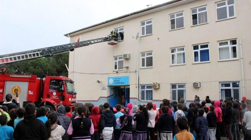 Mevl&uuml;tl&uuml; İlkokulunda Ger&ccedil;eği Aratmayan Tatbikat