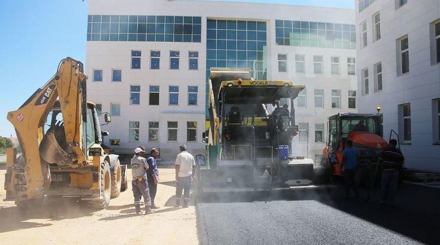 Karaman Belediyesi, Yeni Adliye Binasının Bah&ccedil;esini Asfaltladı