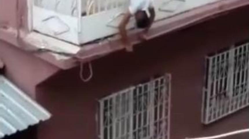 Eşini Ve Kendini Vurduktan Sonra Balkon Korkuluğunda Asılı Kaldı