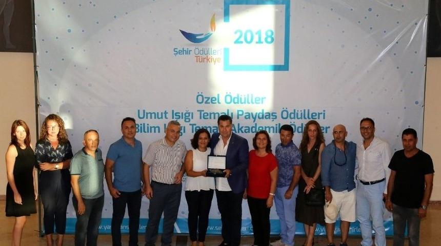 Başkan Kocadon&rsquo;a Yılın Doğa Dostu Şehri &Ouml;d&uuml;l&uuml; Verildi