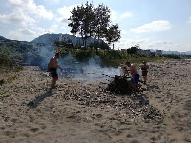 Vatandaşlar Sahilleri Temizledi