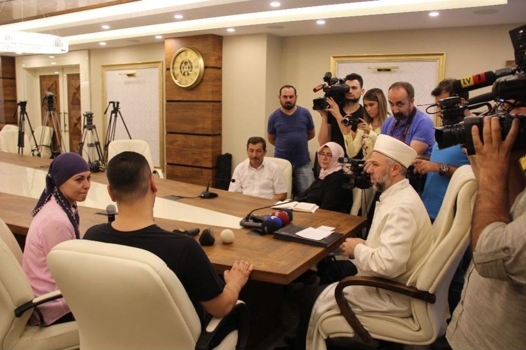 Alman Vatandaşı Natascha Nicole Ağlayarak Kelime-i Şehadet Getirdi