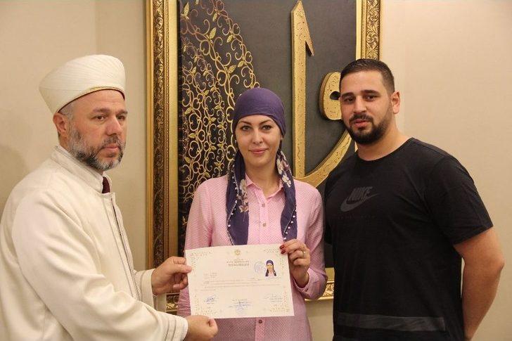 Alman Vatandaşı Natascha Nicole Ağlayarak Kelime-i Şehadet Getirdi G5