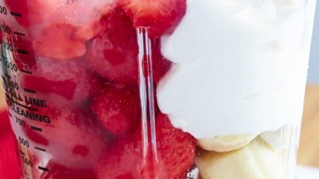 Muzlu ve Çilekli Yoğurt Smoothie