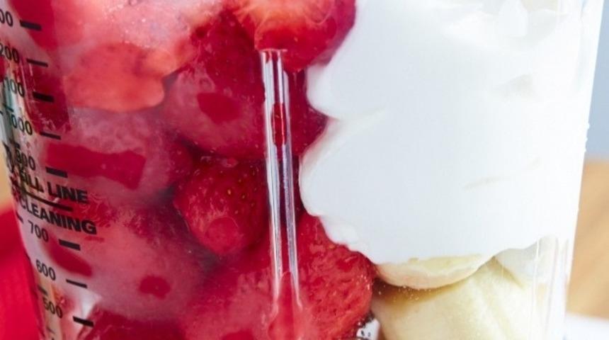 Muzlu ve Çilekli Yoğurt Smoothie
