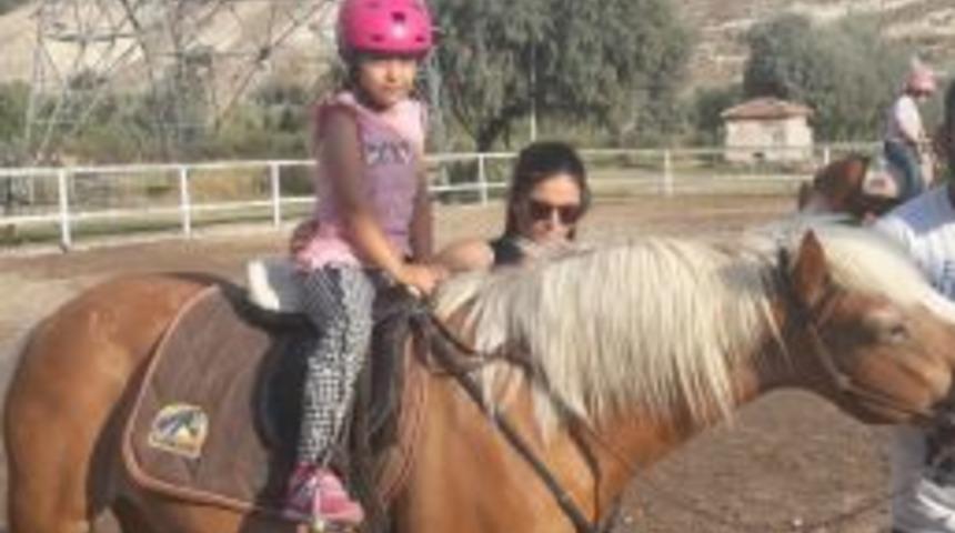 Nevü’de Engelli Çocuklara Atlı Terapi Uygulanıyor