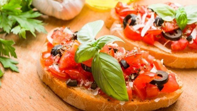 Domates ve Peynirli Bruschetta