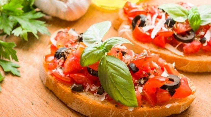 Domates ve Peynirli Bruschetta