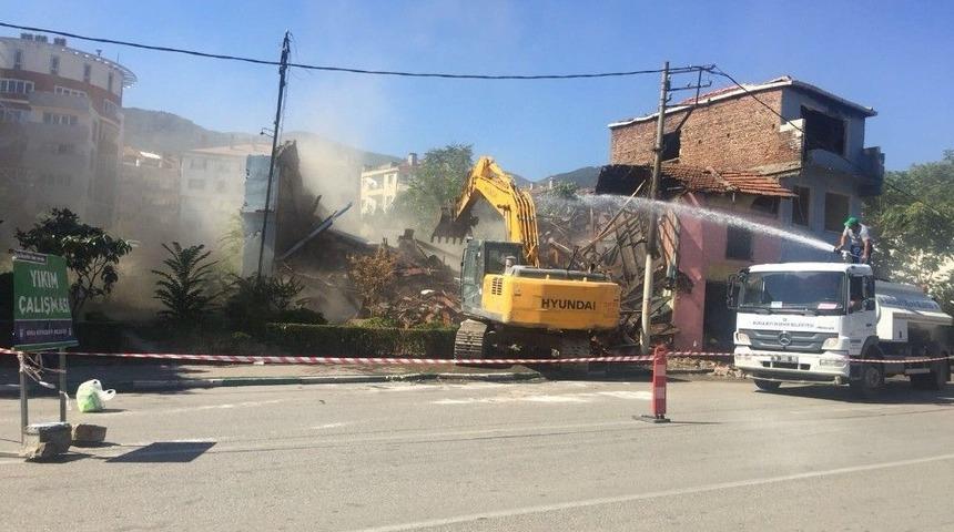 Ebu İshak&rsquo;ta Metruk Binalar Yerle Bir