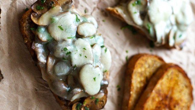 Mantarlı ve Peynirli Bruschetta