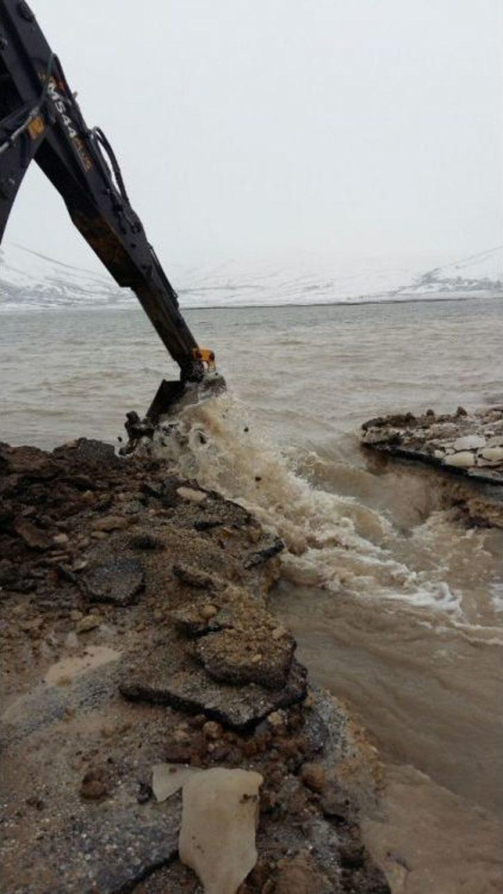 Sıcak Havalar Çaldıran Ovası’nı Göle Çevirdi G3