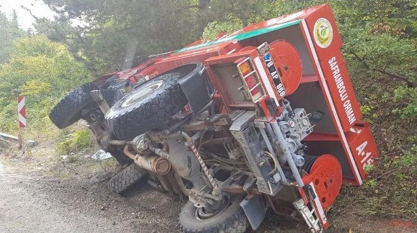 Yangına Giden Araz&ouml;z Devrildi: 2 Yaralı