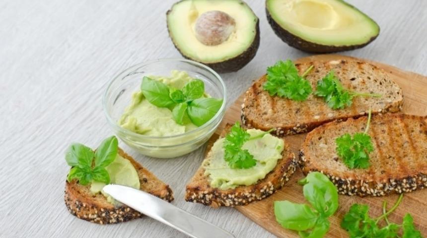 Avokado ve Peynirli Bruschetta