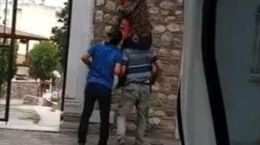 Polislerin Bayrak Hassasiyeti Y&uuml;reklere Dokundu