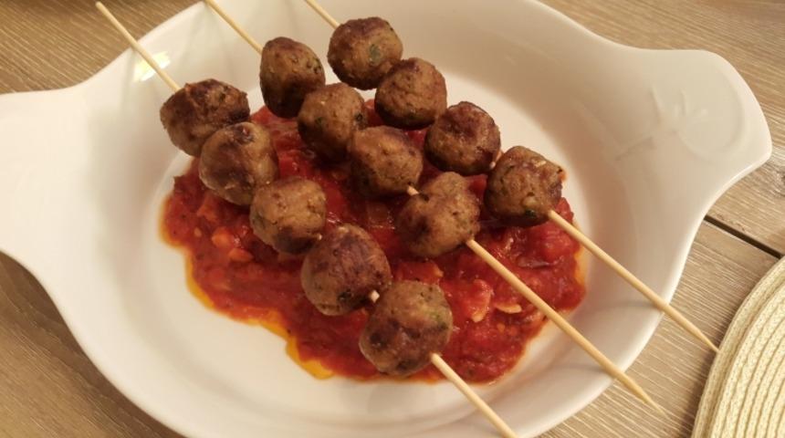 Şişte Soslu K&ouml;ftecikler