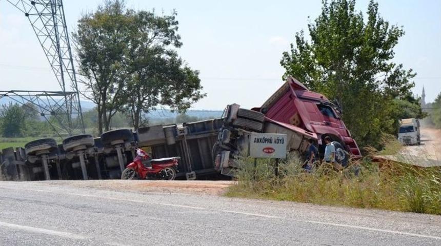 Biga&rsquo;da Buğday Kepeği Y&uuml;kl&uuml; Kamyon Devrildi