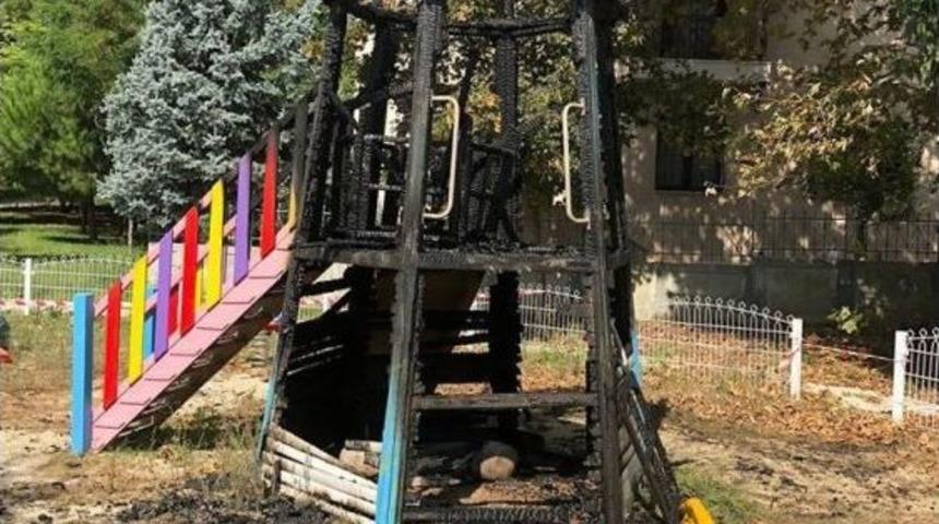 B&uuml;y&uuml;k&ccedil;ekmece&rsquo;de &Ccedil;ocuk Parkı Kundaklandı