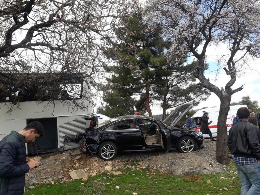 Kahramanmaraş&rsquo;ta Otob&uuml;s Elektrik Direğine &Ccedil;arptı: 18 Yaralı