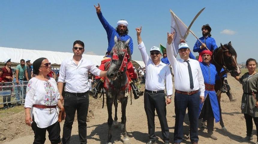 Frig Vadileri Rahvan At Yarışlarında Kıyasına M&uuml;cadele