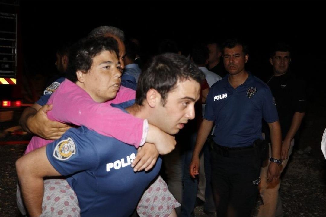 Yangında Mahsur Kalan Engellileri Polisler Sırtlarında Taşıyarak Binadan &Ccedil;ıkarttı