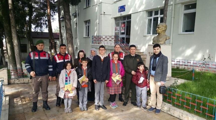 &Ouml;ğrencilerden Askere Moral Ziyareti