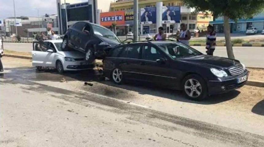 Otomobil Park Halindeki Ara&ccedil;ların &Uuml;zerine &Ccedil;ıktı: 1 Yaralı