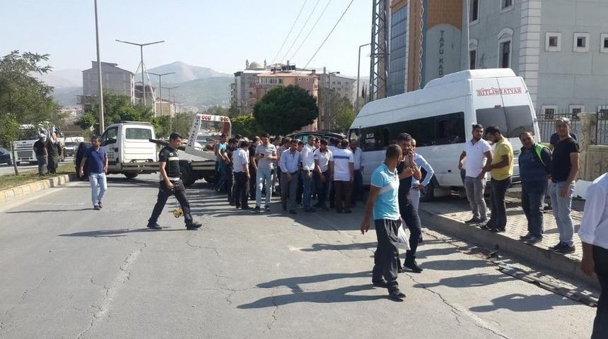 Yolcu Minib&uuml;s&uuml; İle Otomobil &Ccedil;arpıştı: 12 Yaralı