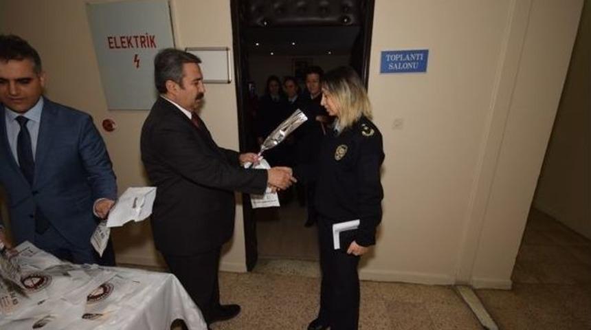 Emniyet M&uuml;d&uuml;r&uuml;nden Kadın Polislere Karanfil