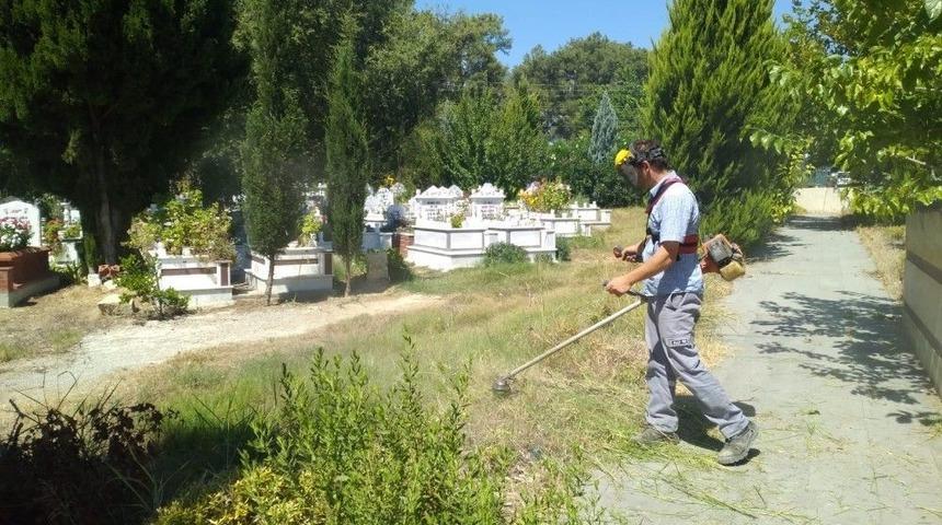 Antalya Büyükşehir Belediyesi’nden Mezarlıklara Kurban Bayramı Bakımı