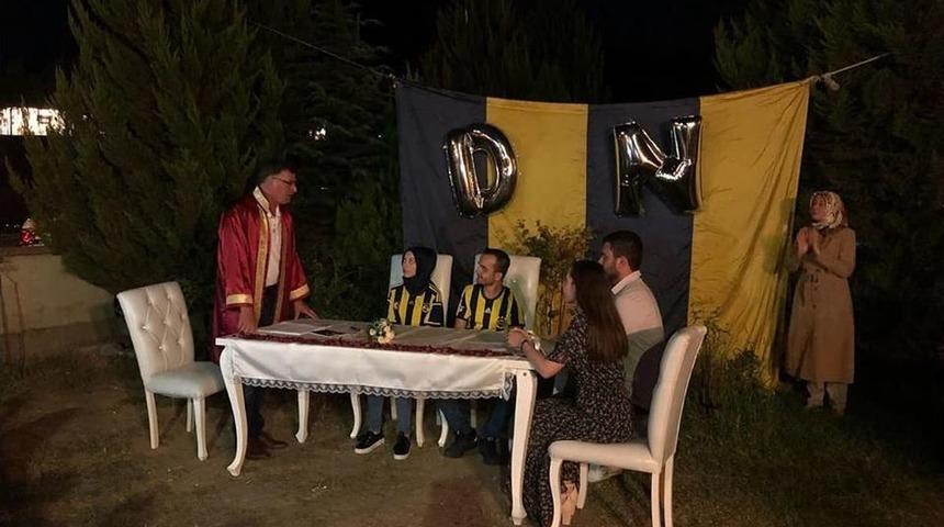 Fenerbahçe Formasıyla Nikah Masasına Oturdular