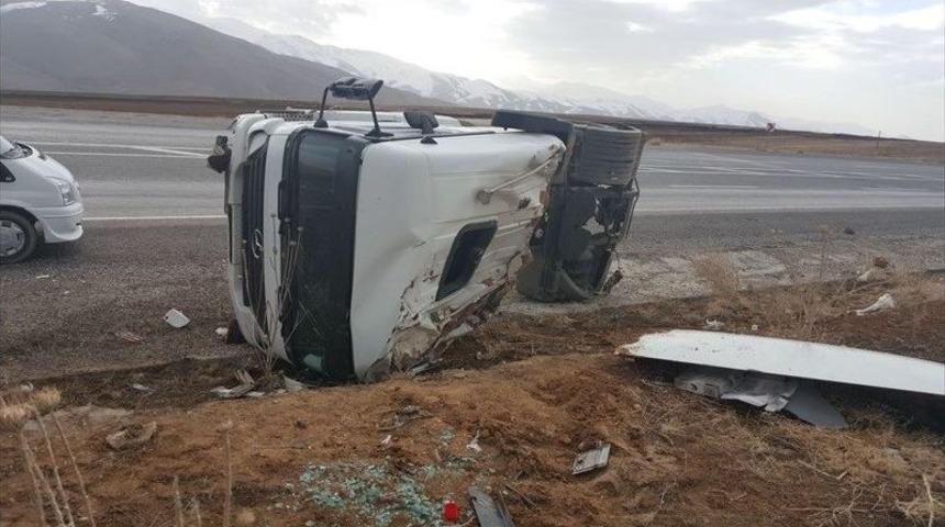 Kontrolden &Ccedil;ıkan Tır Yan Yattı: 1 Yaralı