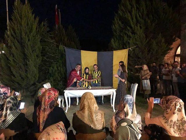 Fenerbahçe Formasıyla Nikah Masasına Oturdular