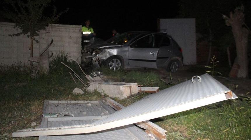 Otomobil Bah&ccedil;e Kapısına &Ccedil;arptı: 4 Yaralı