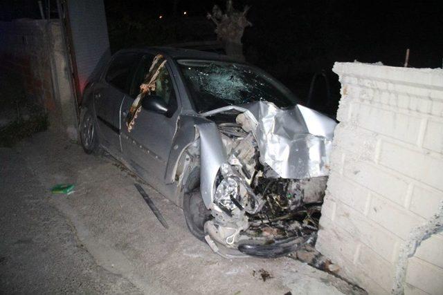 Otomobil Bah&ccedil;e Kapısına &Ccedil;arptı: 4 Yaralı 3