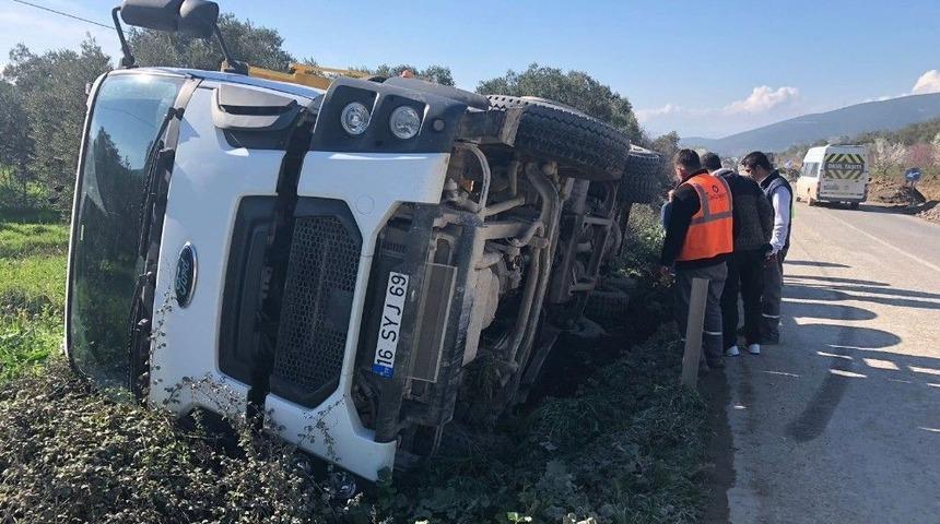 Yol &Ccedil;alışmasında Harfiyat Kamyonu Devrildi
