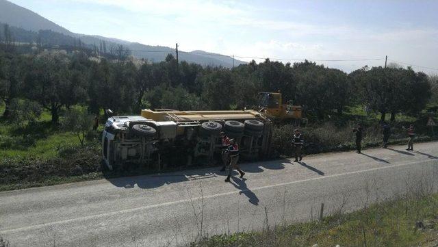 Yol Çalışmasında Harfiyat Kamyonu Devrildi