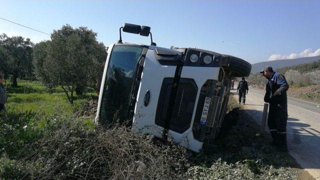 Yol Çalışmasında Harfiyat Kamyonu Devrildi