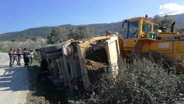 Yol Çalışmasında Harfiyat Kamyonu Devrildi