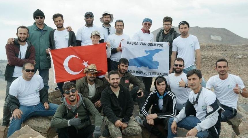 S&uuml;phan Dağı&rsquo;nda İngiliz U&ccedil;ağının Par&ccedil;alarını Bulundu