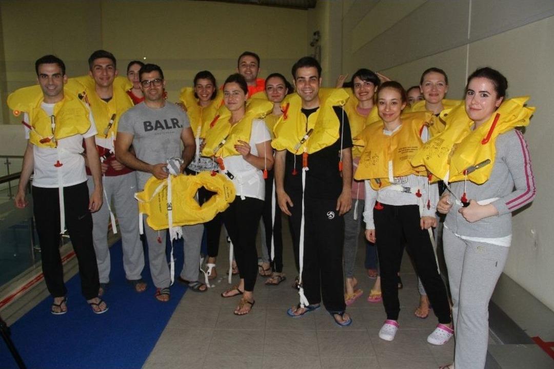 (&ouml;zel)thy Kabin Memurlarına Havuzda Eğitim