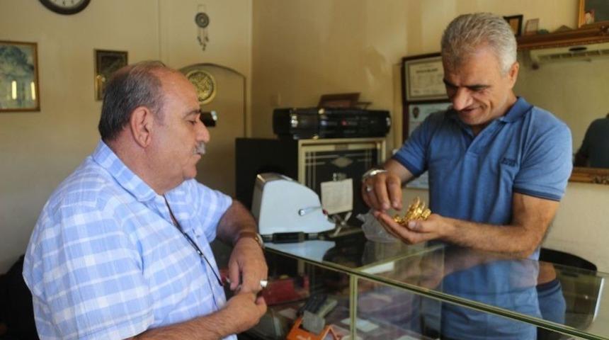 Kuyumcularda Dolar Ve Altın Bozdurma Yoğunluğu Yaşanıyor
