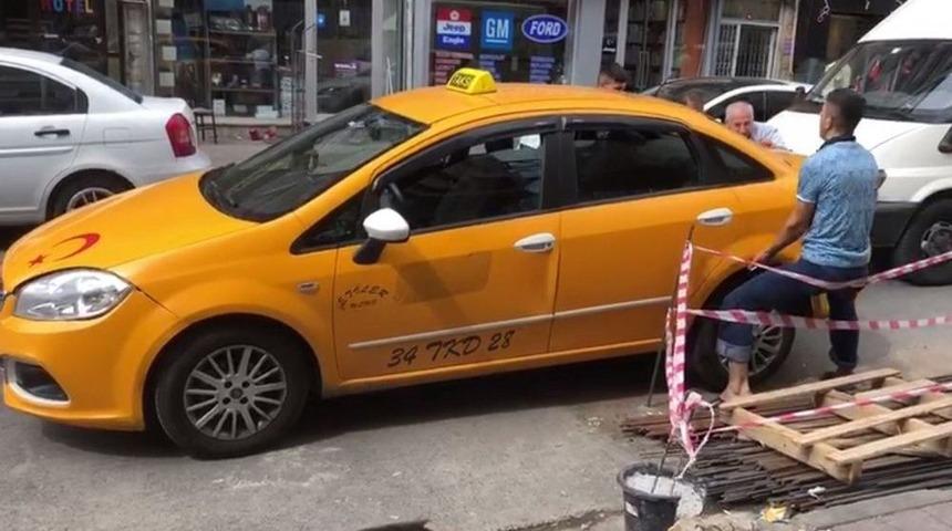 Yolun Ortasına Bırakılan Ticari Taksiyi İmece Usul&uuml; Kaldırdılar