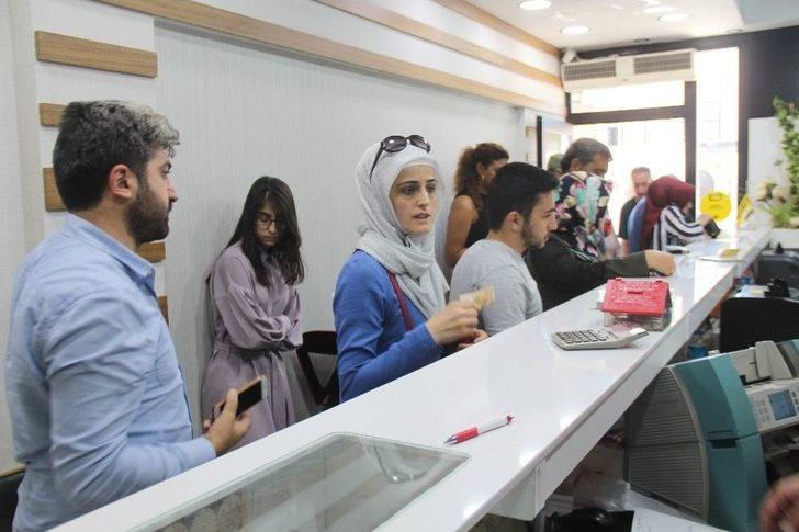 Elazığlılar, Döviz Bozdurmak İçin Sıraya Girdi G1