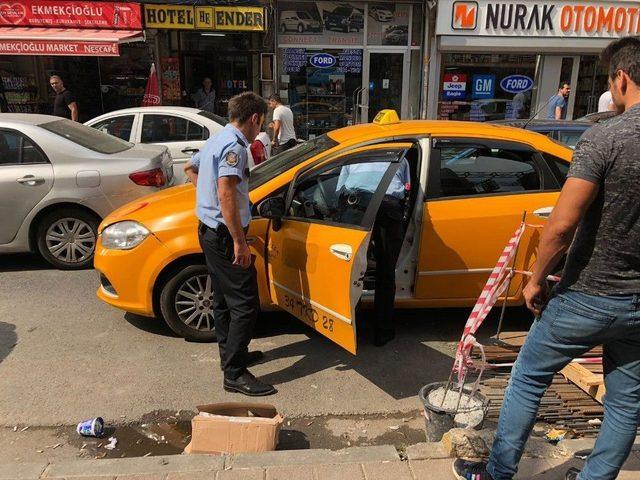 Yolun Ortasına Bırakılan Ticari Taksiyi İmece Usul&uuml; Kaldırdılar 1