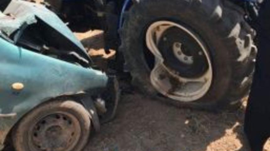 Otomobil İle Trakt&ouml;r &Ccedil;arpıştı: 1 &Ouml;l&uuml;, 4 Yaralı