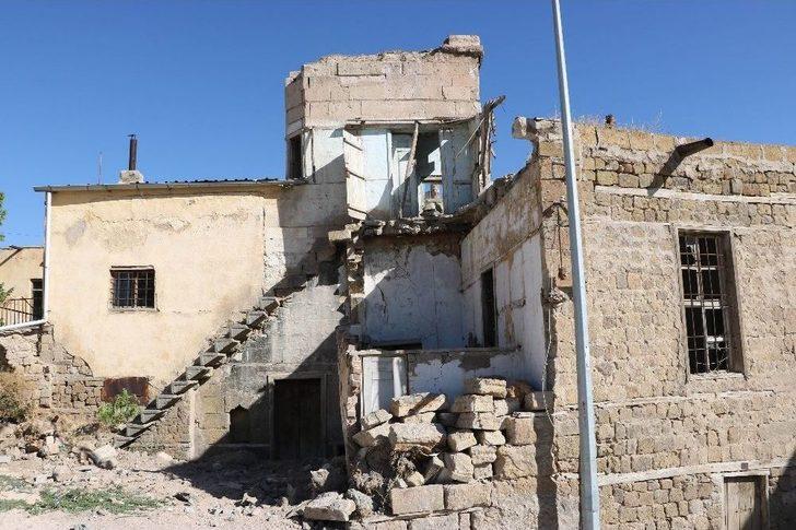 Sit Alanındaki Tarihi Evler Tehlike Saçıyor G5