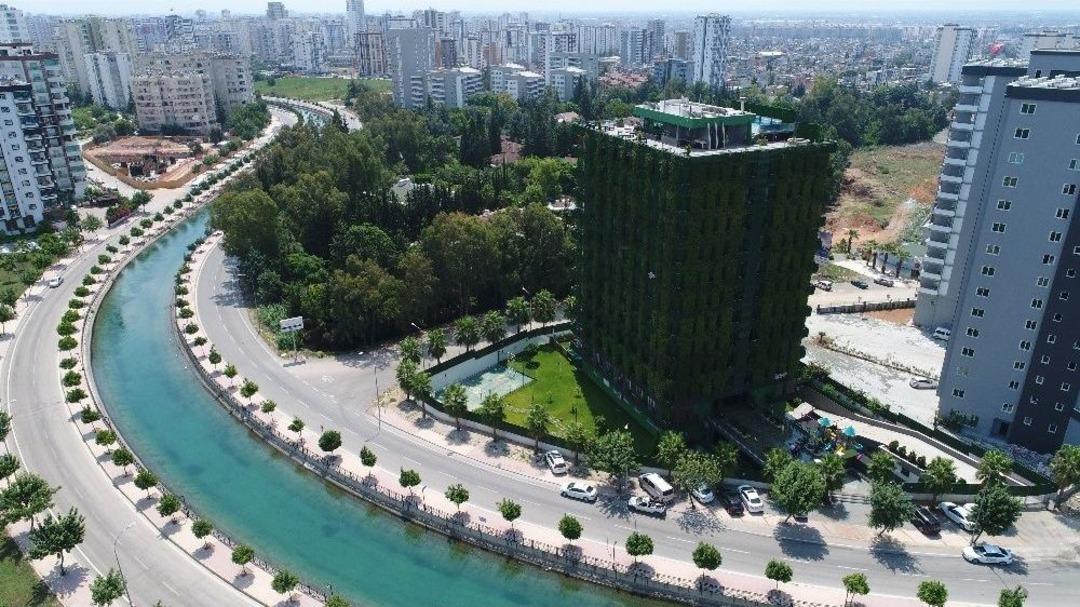 D&ouml;rt Bir Yanı Sarmaşıklarla Kaplı T&uuml;rkiye&rsquo;nin Tek Yeşil Apartmanı Adana&rsquo;da