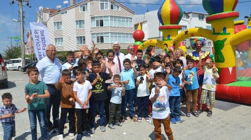 Başkan Y&uuml;ksel, Masal Park&rsquo;ta &Ccedil;ocuklara Dondurma İkram Etti